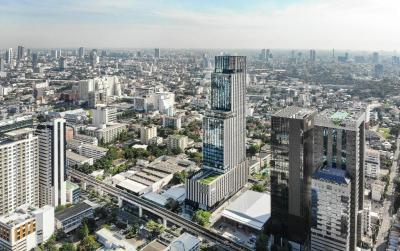 The Quarter Ari by UHG