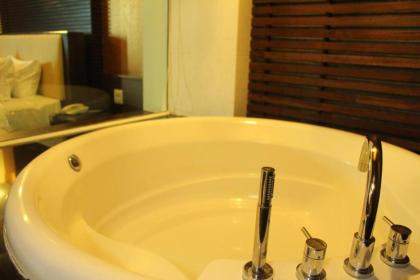 Suvarnabhumi Suite Hotel - image 7