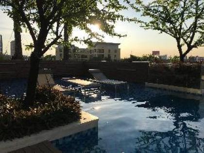 1step to BTS nice view condo with pool gymwifi