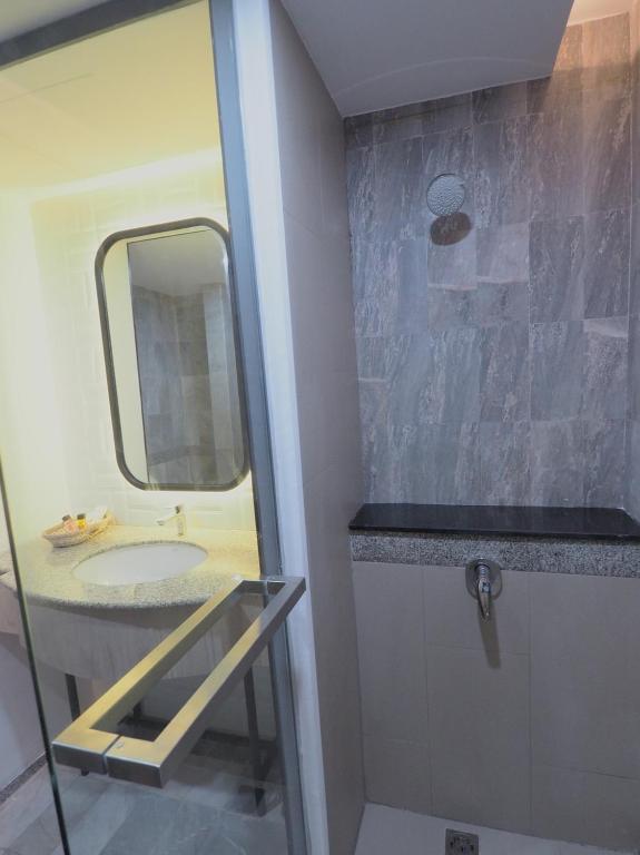 Karnmanee Palace Hotel - image 7