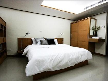 The Chateau Luxury Serviced Apartment - image 5
