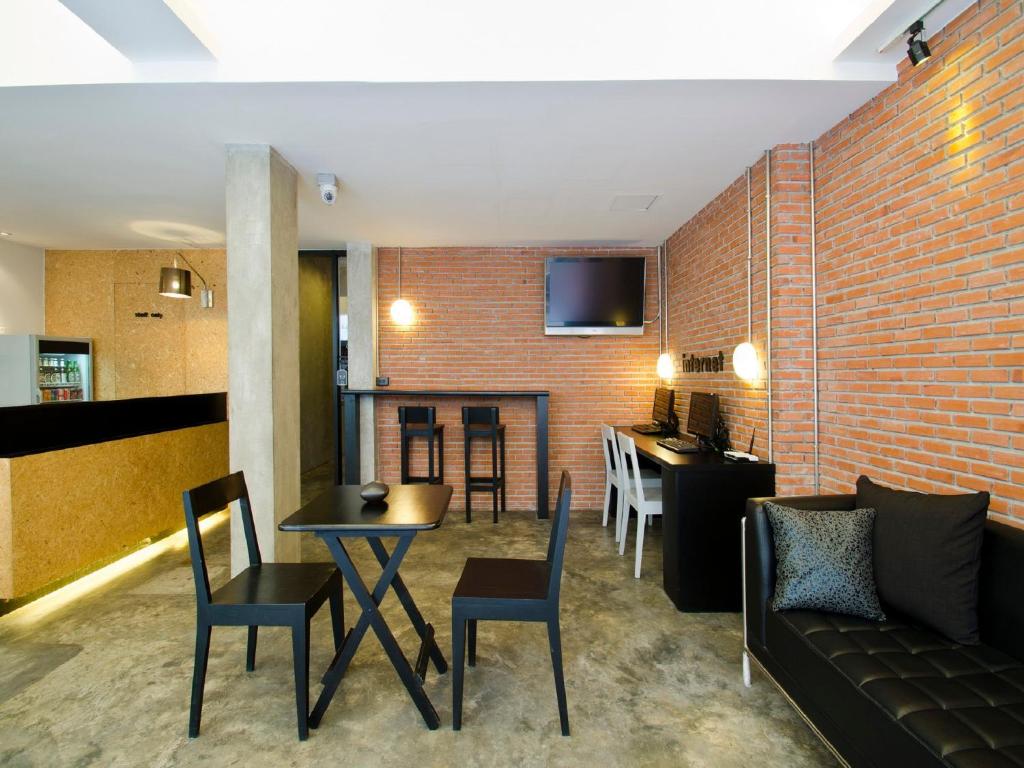 DI Place Hotel - image 5