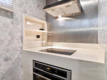 Centrally located 3 BDR Duplex w train access - image 27