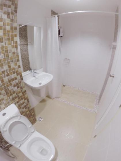 Hostbox Bangkok - King Quadruple Room - image 21