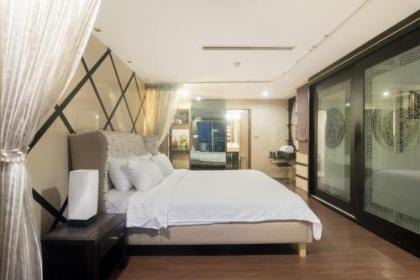 Custom Design Loft With City Views And Rooftop Pool - image 13