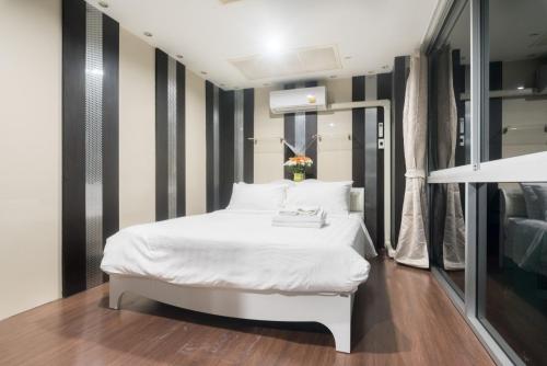 Custom Design Loft With City Views And Rooftop Pool - image 3