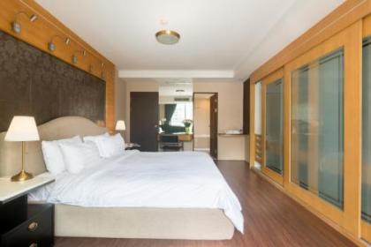 Custom Design Loft With City Views And Rooftop Pool - image 4