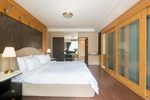 Custom Design Loft With City Views And Rooftop Pool - image 4