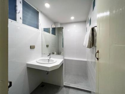 Niagara Hotel - image 28