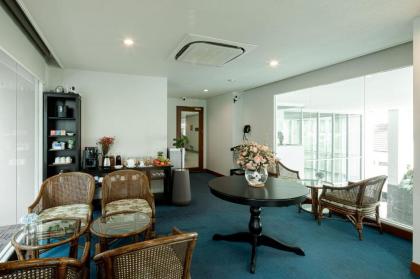 Schloss at Thonglor - image 22