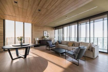 cozy 1brCity Center500mbtsE5Skytop poolGymYoutube - image 29