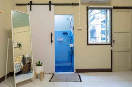 Local Room with Street Food 15 min to Stadium - image 24