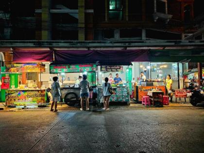 Local Room with Street Food 15 min to Stadium - image 27