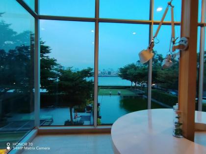 Peacefully River front city home refreshing oasis - image 26